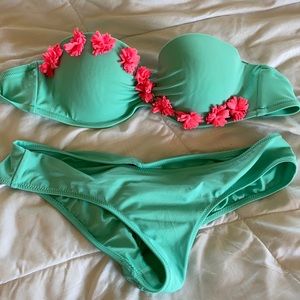 Victoria Secret swim suit size 34C bottom is Small